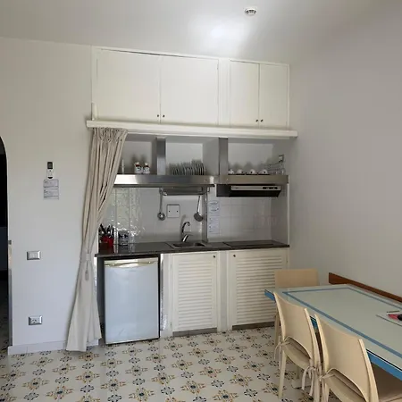 Ξενοδοχείο με διαμερίσματα Mendolita 4*